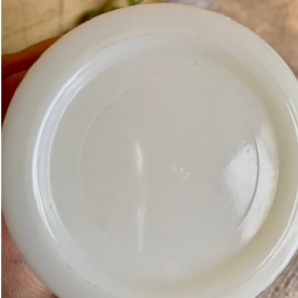 VINTAGE MILK GLASS VASE - Picture 5 of 10